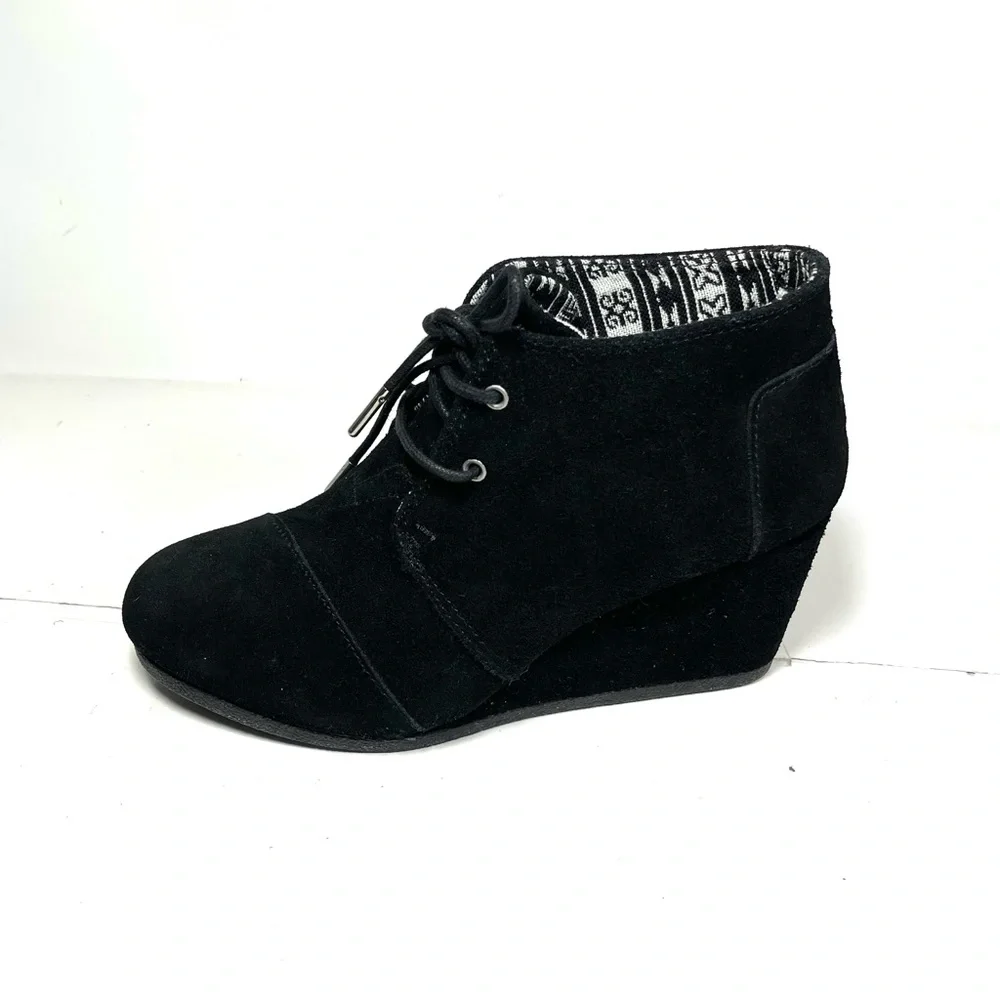 TOMS Kala Women’s Ankle Boots Size 7.5 Black Suede Lace Up Wedge.